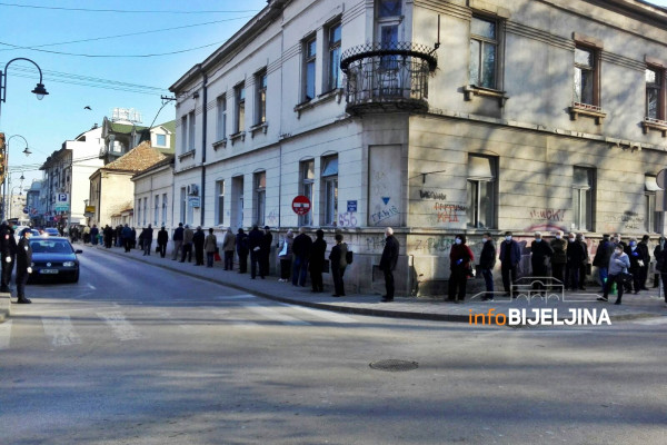 ISPLATA PENZIJA Ogromne gužve ispred banaka i bankomata u Bijeljini /FOTO/