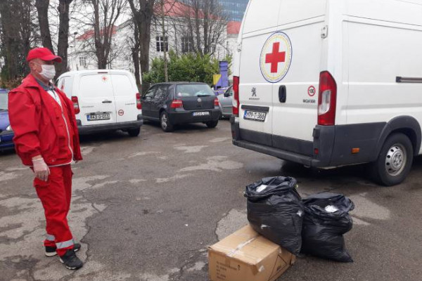 Bijeljina: Podijeljeno 1.000 zaštitnih maski penzionerima