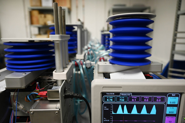 Tinejdžerke od dijelova automobila prave RESPIRATORE