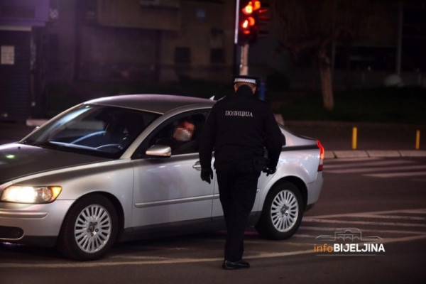 Mnogi koji su prekršili policijski čas tražili da odmah plate kaznu da im PORODICA NE SAZNA