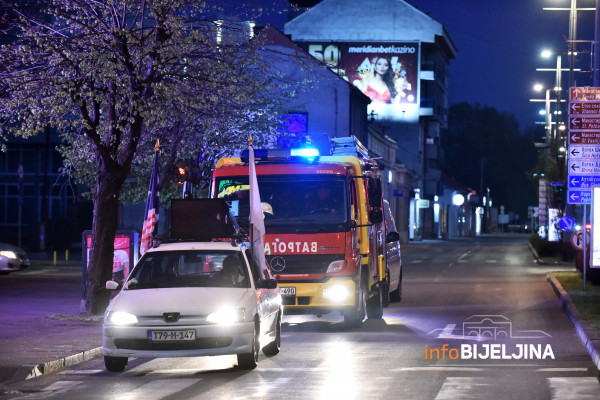 “MARŠ NA DRINU” I APLAUZ ZA ČUVENOG HIRURGA Pogledajte emotivan oproštaj Bijeljinaca od doktora Miodraga Lazića /VIDEO/