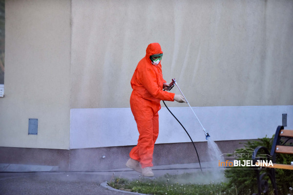 Bijeljina: Ruski tim dezinfikovao Dom zdravlja i karantin za pozitivne na virus