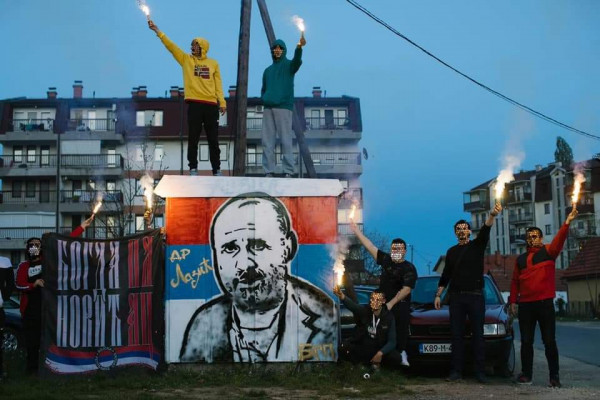 OMLADINA NASELJA BOGDANOVIĆ PLAC ODALA POČAST HEROJU Grafit sa likom hirurga Miodraga Lazića