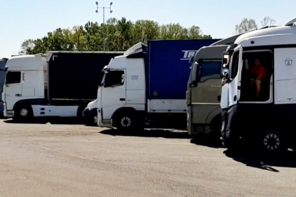 Rača: Kamiondžije već sat vremena izražavaju revolt sirenama /VIDEO/