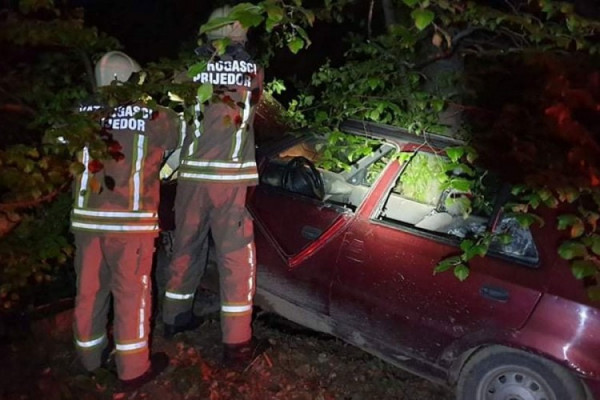 Nesreća u Prijedoru: Sletio sa puta i poginuo