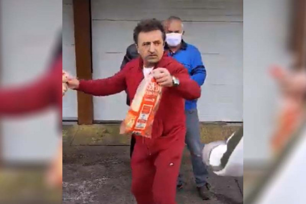 Bijeljinski pekar poklanjao hljeb: Proizvodnju peciva dozvolili, a prodaju zabranili /VIDEO/