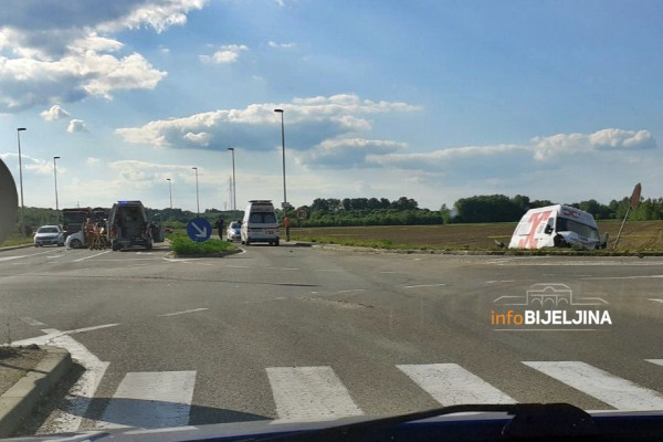 Nezgoda na obilaznici kod Bijeljine, obustavljen saobraćaj /FOTO/