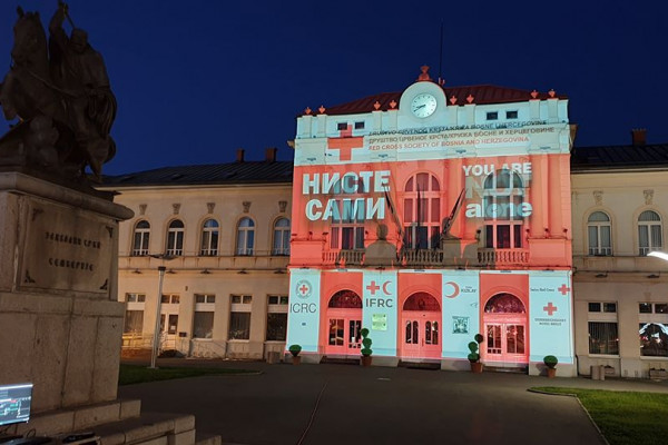 Bijeljina: Gradska uprava osvijetljena BOJAMA CRVENOG KRSTA