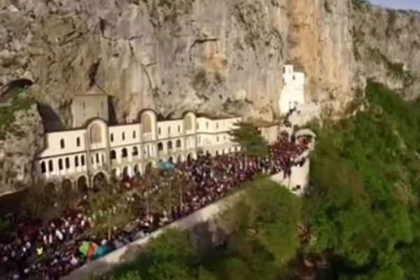 Stotine vjernika ispred manastira Ostrog uprkos ZABRANI I PLJUSKU