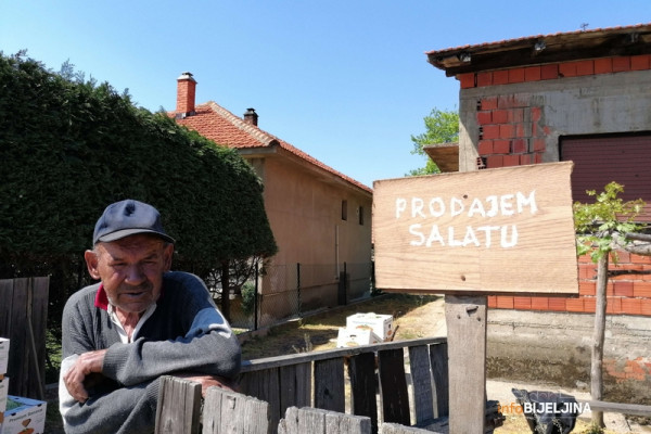 Semberski penzioneri snašli se i tokom zabrane: Povrće umjesto na pijaci prodavali kod kuće /FOTO/
