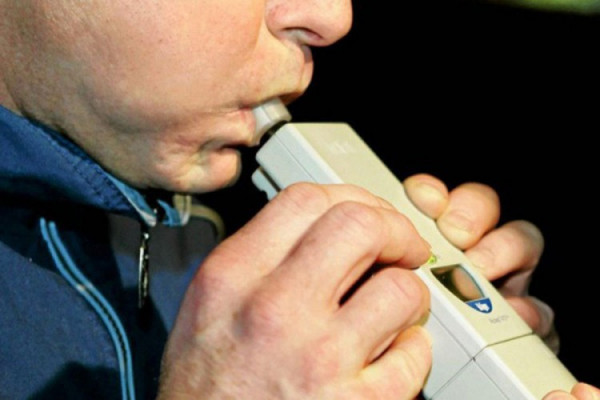 Sjeo za volan sa 4,07 promila alkohola u krvi i izazvao dva udesa