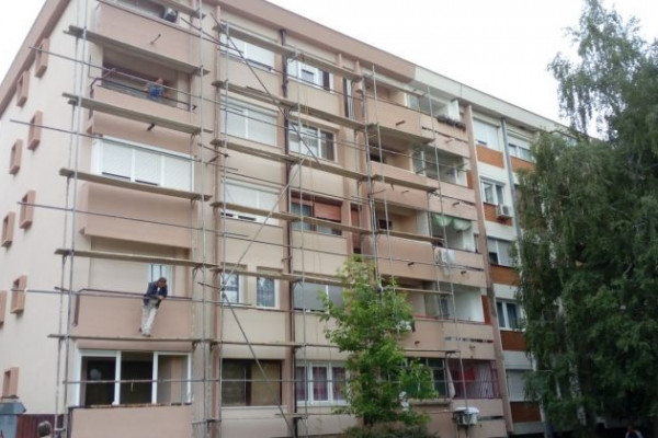 Komšijska nesloga u Bijeljini: Fasadu renoviraju na samo pola zgrade
