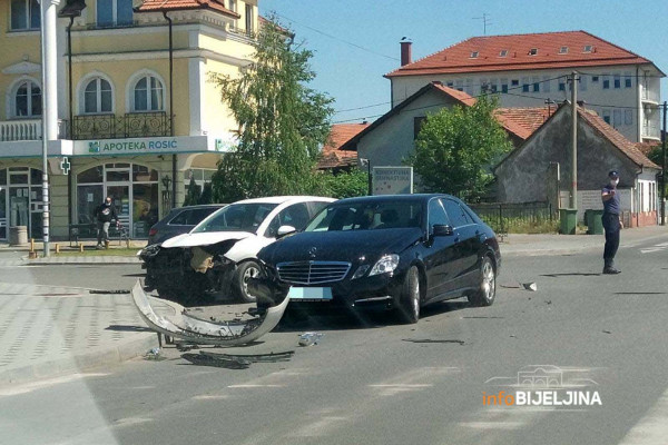 Sudar dva automobila u Bijeljini, saobraćaj usporen /FOTO/