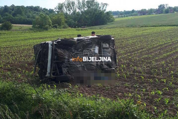GOLF SLETIO I PREVRNUO SE U NJIVI Tri lica povrijeđena u nezgodi kod Bijeljine /FOTO/