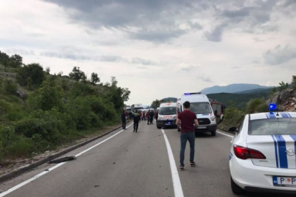 U sudaru autobusa i automobila dvoje poginulo, 19 povrijeđenih