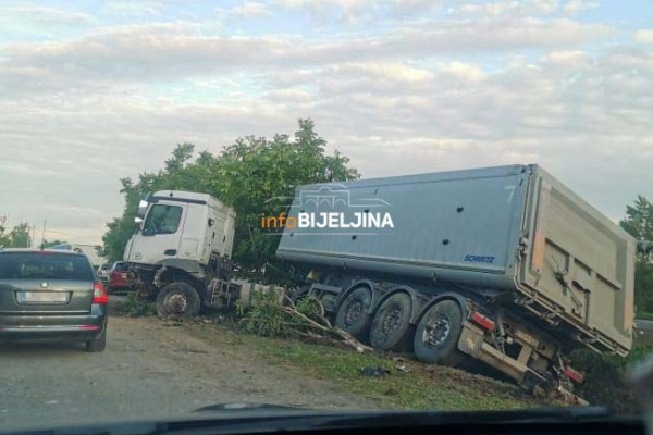 Sudar kamiona i dva automobila kod Lončara /FOTO/