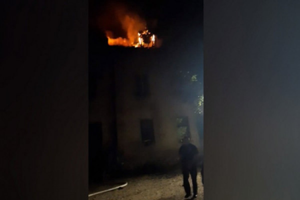 Požar u Sarajevu: Otac s krova zgrade bacio dijete, policajci ga uhvatili