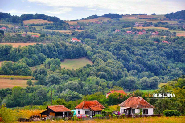 Pusta sela u podmajevičkom kraju: Bajkoviti predjeli ostaju bez mještana /FOTO/
