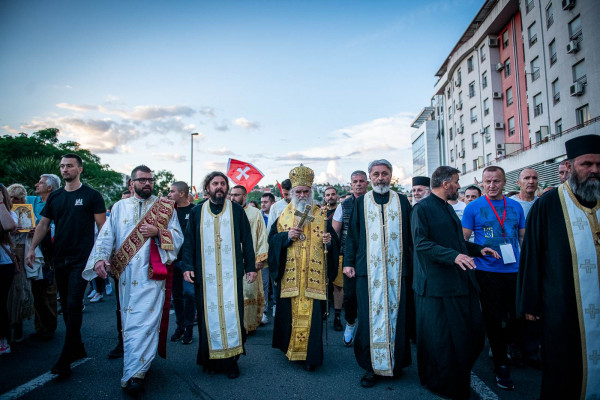 Privođenje sveštenika SPC-a nakon održanih litija u Crnoj Gori