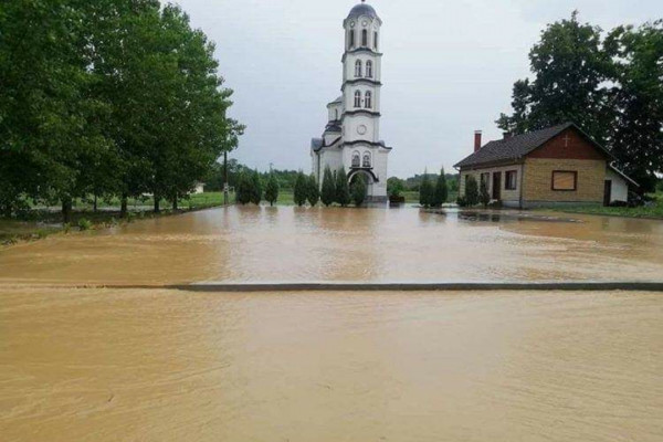 Mještani Donje Čađavice PRIJETE BLOKADOM puta: Svaka kiša im POTOPI kuće /FOTO/