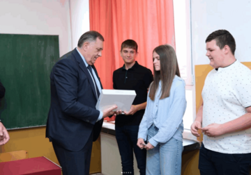 Dodik uručio informatičku opremu za troje uspješnih učenika