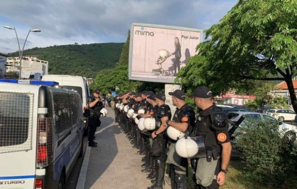 Kordon policije i zatvorena opština: U Budvi se strasti još ne smiruju