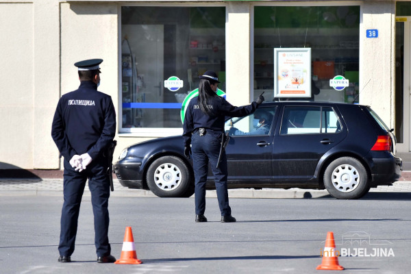 Povrijeđeno jedno lice u sudaru dva automobila