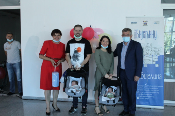 "KONFERENCIJA BEBA" Pokloni djeci i promocija rađanja
