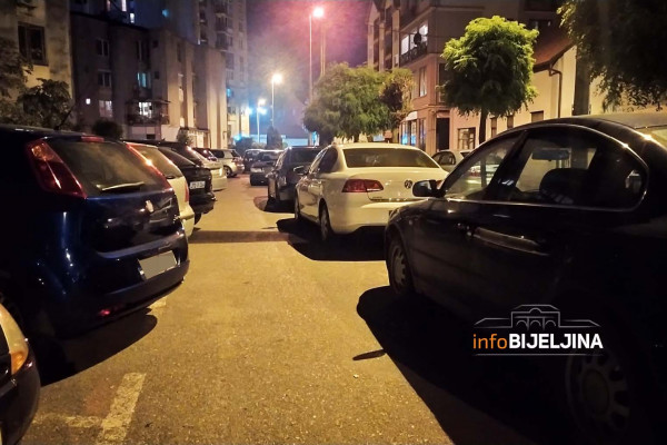 Bijeljina: Bahati vozači odu u kafić i blokiraju prilaz parkingu