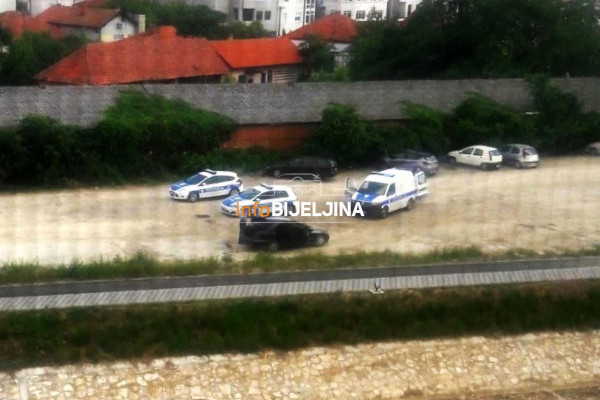 Bijeljina: Mercedesom divljao po šetalištu, bježao i policiji