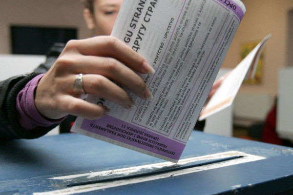 POLITIČARI O FUNKCIJAMA, GRAĐANI O SIROMAŠTVU Šta otkrivaju predizborne poruke i očekivanja