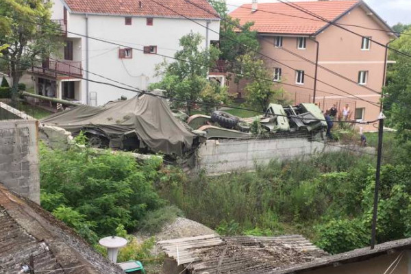 Prevrnuo se kamion Vojske Srbije koji je prevozio tenk