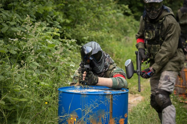 U uniformi i sa puškom za "paintball" krenuo u centar Banjaluke