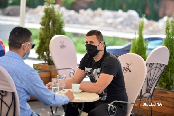 Zeljković: U baštama kafića obavezne maske