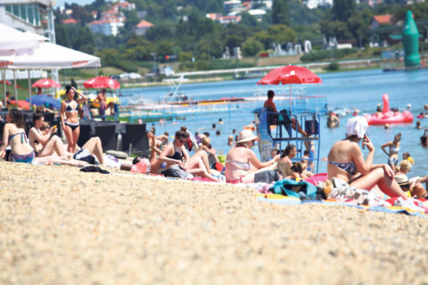 LEGLO ZARAZE: Kupališta krcata, nema ni maske, ni distance!