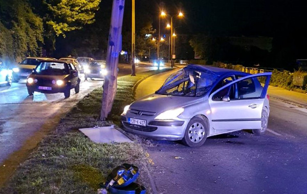 Udario u stub ulične rasvjete pa poginuo