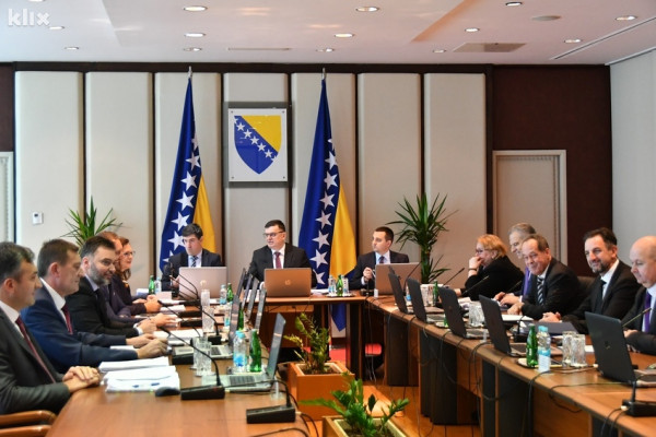 Veliki računi službenika bez pokrića