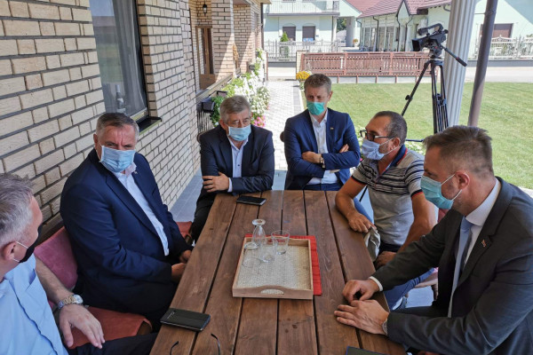 Višković i Pašalić u posjeti poljoprivredniku u Donjem Crnjelovu