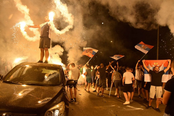 Slavlje na ulicama Podgorice, uz baklje, zastave i pjesmu