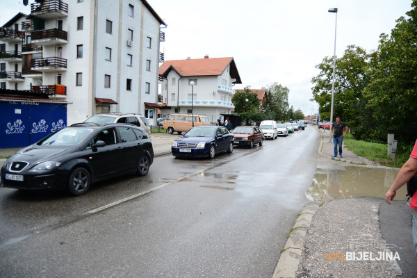 OPREZ NA PUTEVIMA :Kolovozi mokri,zbog magle smanjena vidljivost