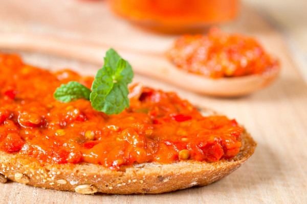 PRAVO IZ BAKINE KUHINJE: Domaći recept za AJVAR, koji uspeva BAŠ SVIMA!