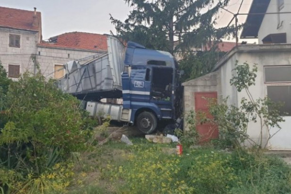 Nezgoda u Hrvatskoj: Kamion iz BiH udario u kuću, povrijeđen vozač