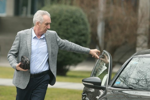 Šarović koristi službeni automobil i vozača, na šta NEMA PRAVO
