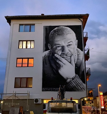 OMAŽ VELIKOM GLUMCU Na zgradi u Sokocu oslikan mural sa likom Nebojše Glogovca (FOTO)