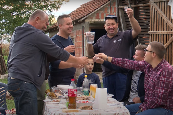 KAD ZARUDI JESEN, ZAMIRIŠE I PREPEČENICA Pečenje rakije u domaćinstvu Stojanovića iz Suvog Polja