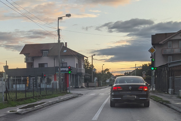 I TO JE MOGUĆE Na semaforu u Bijeljini istovremeno "gori" crveno i zeleno svjetlo (FOTO)