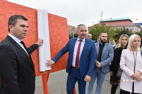 “IDEMO UDARNIČKI NA POBJEDU” Socijalisti svečano otvorili kampanju u Bijeljini (FOTO)