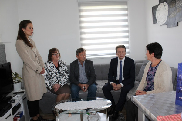 Perić posjetio porodice kojima su izgrađene kuće uz pomoć opštine