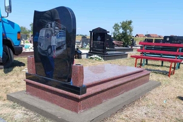 Tamić na nadgrobnom spomeniku