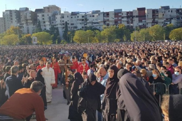 BIBLIJSKE SCENE IZ PODGORICE Ljudi na koljenima dočekali mitropolita Amfilohija, plače Crna Gora (FOTO)